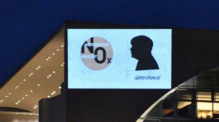 "Aktenzeichen ungelöst - NOX" steht am Donnerstag in Berlin als Lichtprojektion auf der Fassade des Bundeskanzleramtes.