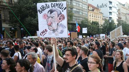 Zehntausende Demonstranten protestieren am Dienstag auf dem zentralen Wenzelsplatz in Prag gegen Regierungschef Babis.