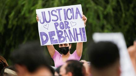 "Gerechtigkeit für Debanhi" ist auf dem Plakat zu lesen, das eine junge Frau bei einer Protestdemonstration gegen die schleppende Aufklärung der zahlreichen Morde in Nuevo León trägt. 
