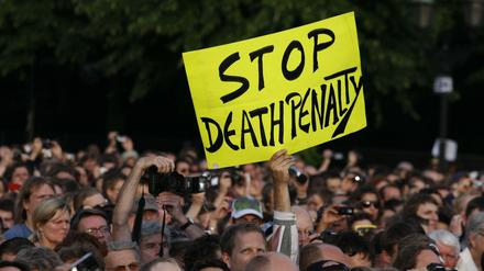 Das Ende der Todesstrafe fordert ein Demonstrant während der Rede des damaligen US-Senators Barack Obama 2008 in Berlin. Wenig später wurde er Präsident. 