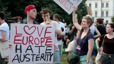 Demonstranten halten im vergangenen Sommer in Berlin Plakate mit den Aufschriften "Love Europe Hate Austerity" und "Nein zum neoliberalen alternativlos" hoch. 