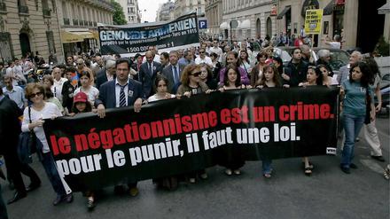 Die Gegner des Genozid-Gesetzes werfen dem Staatschef Sarkozy vor, er wolle damit bei den armenisch-stämmigen Franzosen auf Stimmenfang gehen.
