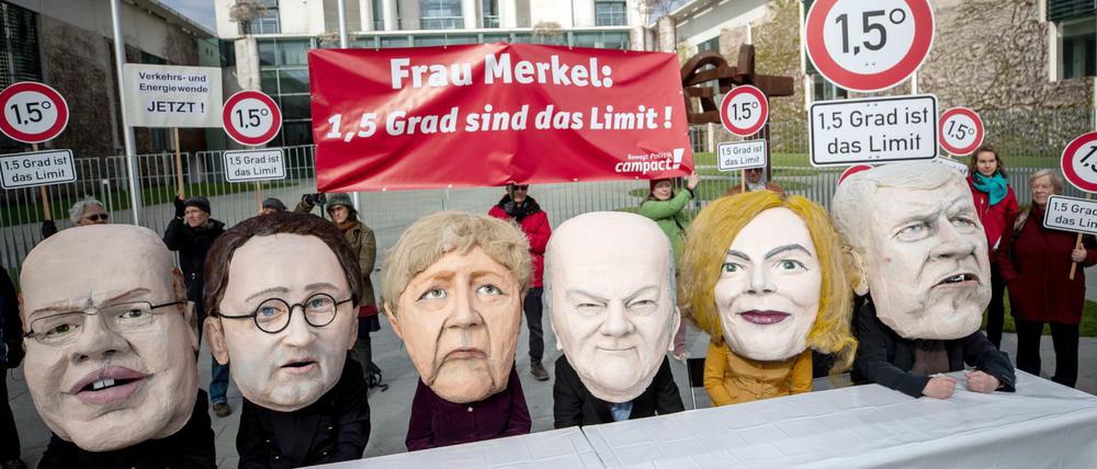 Aktivisten von Campact protestieren anlässlich der ersten Sitzung des "Klimakabinetts" vor dem Bundeskanzleramt.