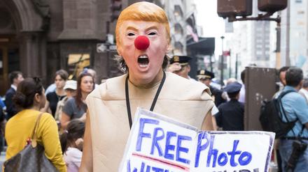 Ein als US-Präsident Trump ausstaffierter Mensch vor dem Trump Tower in New York (USA) bietet an, sich kostenlos "mit Trump" fotografieren zu lassen.