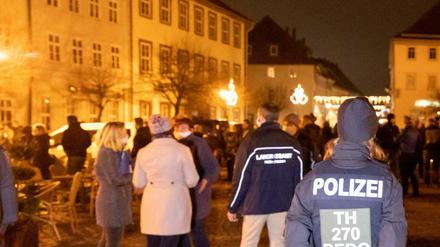 Menschen versammeln sich am 25. November 2020 in Hildburghausen.
