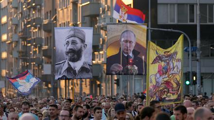 Menschen zeigen Bilder des russischen Präsidenten Putin (M) und des umstrittenen serbischen Führers aus dem Zweiten Weltkrieg, Mihailovic (l), während eines Protests gegen die internationale LGBT-Veranstaltung Europride.