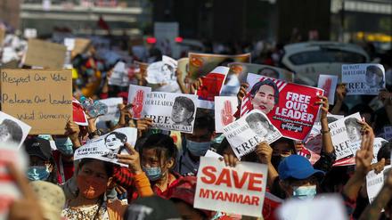 Demonstranten in Rangun halten Plakate hoch, die die Freilassung der inhaftierten myanmarischen Staatsrätin Aung San Suu Kyi fordern.