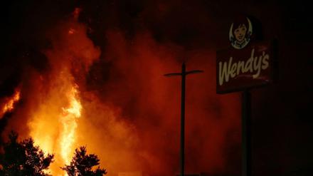 Ein Schnellrestaurant der Kette "Wendy's" steht während Proteste in Flammen. In dem Restaurant wurde Rayshard Brooks am 13.06.2020 von der Polizei erschossen und getötet, nachdem er sich in der Drive-Thru-Linie des Restaurants geprügelt hatte.