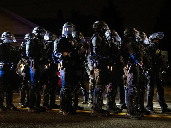 In Portland kam es bei Protesten gegen Rassismus und Polizeigewalt zu Zusammenstößen zwischen Demonstranten und Polizei.