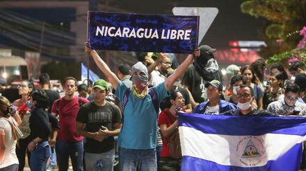 Ein Demonstrant in Managua hält ein Schild mit der Aufschrift «Nicaragua Libre» («Nicaragua Frei»). 