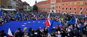 Das Ringen um Polen und die Einhaltung europäischer Werte reicht von Protesten gegen die PiS hier in Warschau über die EU-Kommission und den Rat der Regierungschefs bis ins Europäische Parlament.