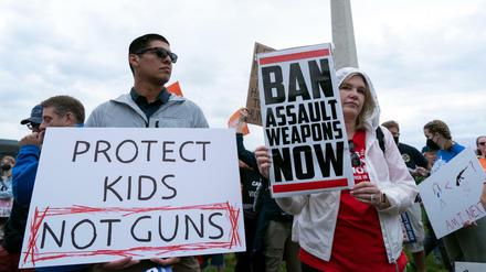 emKinder schützen, nicht Waffen: Demonstranten in Washington, USA fordern schärfere Waffengesetzte.
