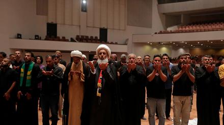 Anhänger des schiitischen Geistlichen al-Sadr beten während einer Sitzblockade im Parlament in Bagdad. 