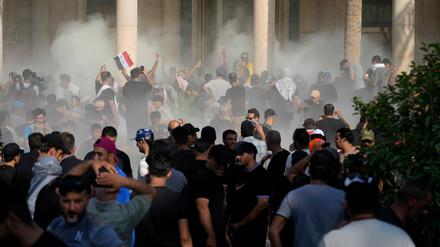 Irakische Sicherheitskräfte feuern Tränengas auf die Anhänger des schiitischen Geistlichen Al-Sadr im Regierungspalast. 