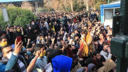 Studenten protestieren auf dem Gelände der Universität in Teheran. Iranische Sicherheitskräfte setzten Tränengas ein, um Demonstranten zu zerstreuen.