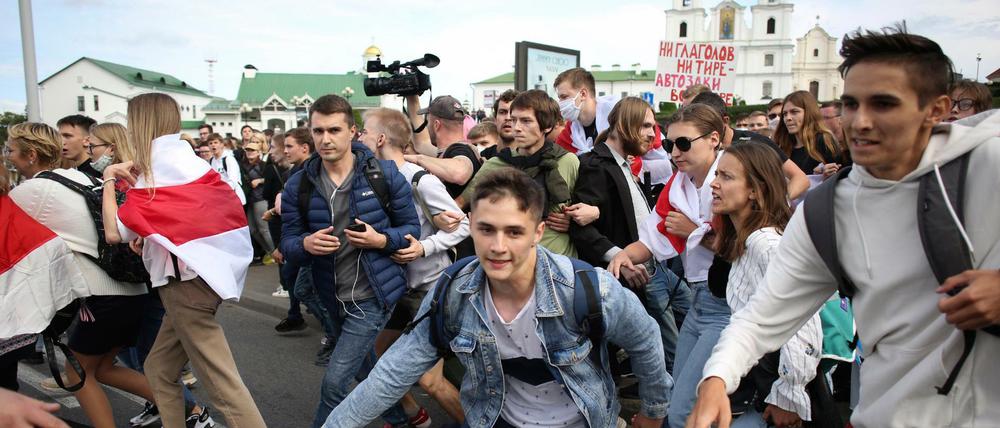 Protest in Belarus: Studenten rennen vor der Polizei weg. 