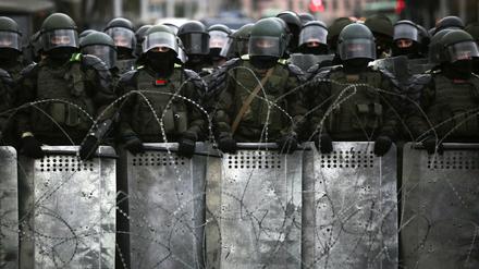 Belarussische Polizeibeamte blockieren während eines Protests eine Straße. 
