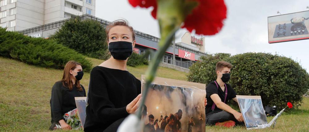 Auch am Montag ging der Protest weiter. In Minsk zeigten Menschen Bilder der vergangenen Tage. 