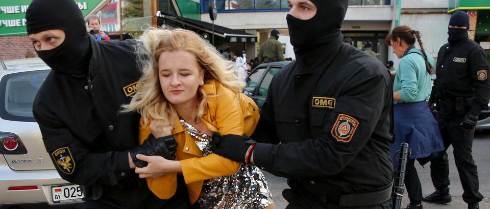 Polizeibeamte tragen eine Frau am Rande einer Demonstration gegen die Wahlergebnisse in Belarus weg. Trotz Gewaltandrohung durch die Polizei in Belarus haben sich Frauen in Minsk am Samstag zu einem neuen Protestmarsch gegen Staatschef Lukaschenko versammelt.