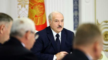 Alexander Lukaschenko bei einem Treffen mit Beamten. 