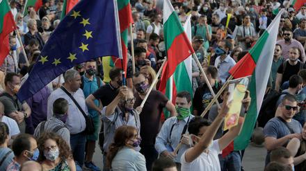 Protest mit Europafahnen gegen Premier Borissow, der sich proeuropäisch nennt. 