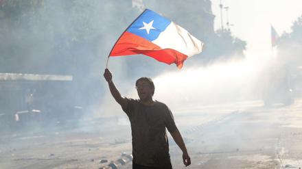 Ein Demonstrant mit der chilenischen Flagge 