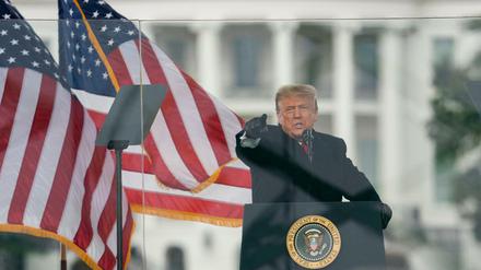 Donald Trump, damaliger Präsident der USA, hält während einer Kundgebung seiner Unterstützer am 6. Januar 2021 eine Rede vor dem Weißen Haus.