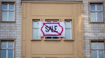 Mit einem Plakat hatten sich Mieter in der Karlz-Marx-Allee gegen den Verkauf von Wohnungen an die Deutsche Wohnen SE gewehrt.