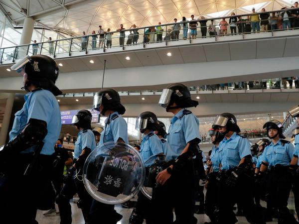 Polizeikräfte nahmen am 1. September in Hongkong Positionen ein, während sich prodemokratische Demonstranten vor dem Flughafen in Hongkong versammelten.