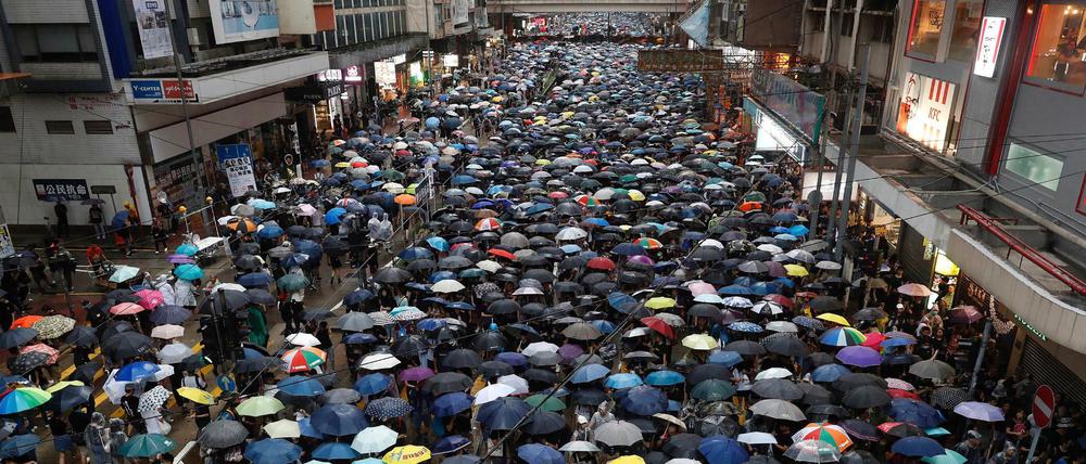 Protest im Regen: Hunderttausende demonstrieren in Hongkong. 