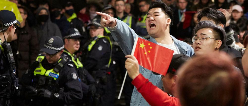 Pro-Peking-Demonstranten provozieren in Melbourne am Rande einer Pro-Hongkong-Demonstration. 