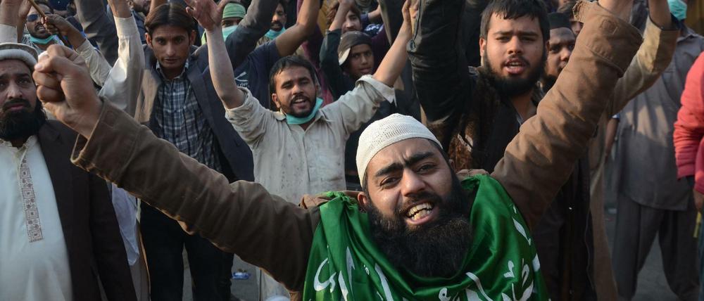 Anhänger religiöser Gruppierungen protestieren in Lahore in Solidarität mit Islamisten in Islamabad.