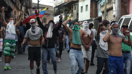 Demonstranten in Venezuela lieferten sich am Montag Straßenschlachten, nachdem Soldaten zum Widerstand aufgerufen hatten. 