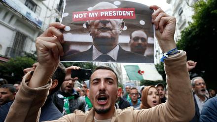 Schon den neuen Präsidenten Tebboune lehnten viele Algerier 2019 als Vertreter der alten Garde ab. Dessen Verfassungsentwurf wurde jetzt boykottiert.