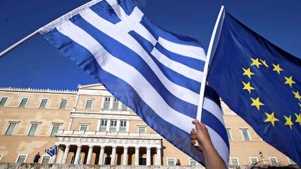 Demonstranten fordern vor dem Parlament in Athen, dass Griechenland in der Euro-Zone bleiben soll.