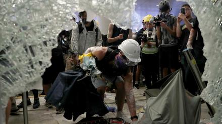 Demonstranten beim Sturm auf den Sitz der Regionalregierung in Hongkong 