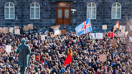 Das Volk steht vor der Tür. Zehntausende Isländer forderten den Rücktritt ihres Ministerpräsidenten. Dem blieb keine Wahl.