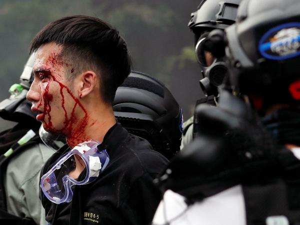 Polizei in Hongkong führt einen Demonstranten ab. 