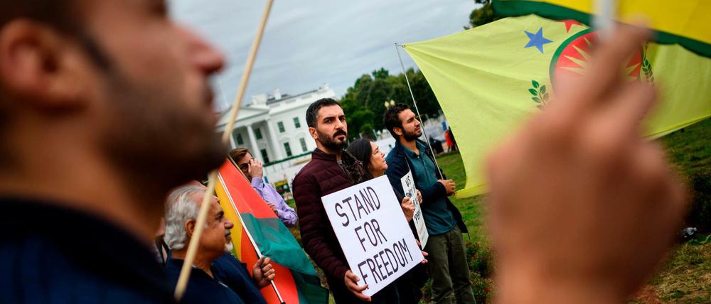 Demonstranten protestieren vor dem Weißen Haus gegen den US-Truppenabzug in Nordsyrien.