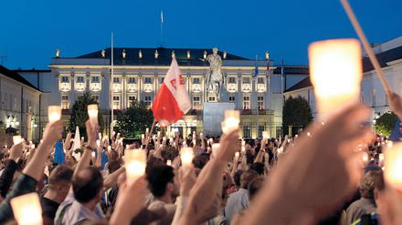Mit Kerzen protestieren Tausende in Warschau vor dem Präsidentenpalast gegen die Justizreform.
