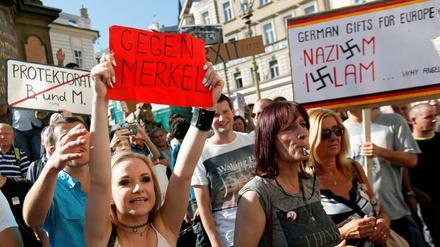 Tschechische Zuwanderungsgegner protestieren in Prag gegen die Bundeskanzlerin Angela Merkel. 