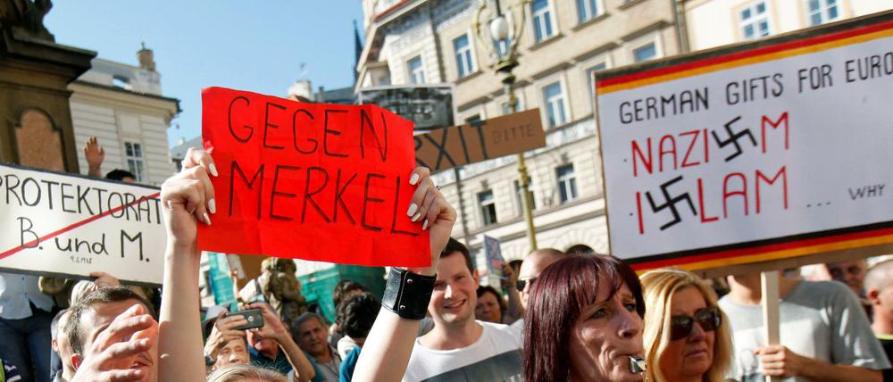 Tschechische Zuwanderungsgegner protestieren in Prag gegen die Bundeskanzlerin Angela Merkel. 