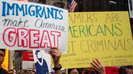 Demonstranten protestieren gegen die Immigrationspolitik des US-Präsidenten Donald Trump. 