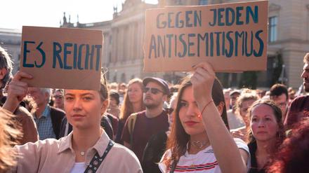 Demonstranten in Berlin nach dem Angriff auf eine Synagoge in Halle. 