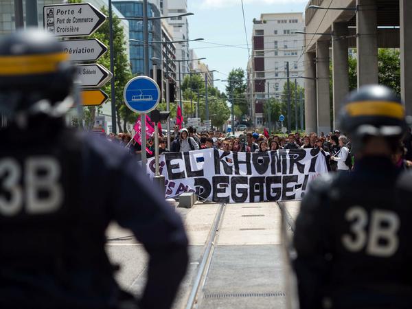 Arbeiter demonstrieren in Frankreich gegen eine umstrittene Arbeitsmarktreform. Jetzt wird an Tankstellen der Sprit knapp.