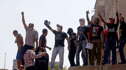 Demonstranten auf einer Mauer in der Nähe der US-Botschaft in Kairo.