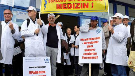 Ärzteprotest: Ärzte zeigen am in Essen vor der Grugahalle Protestplakate. 