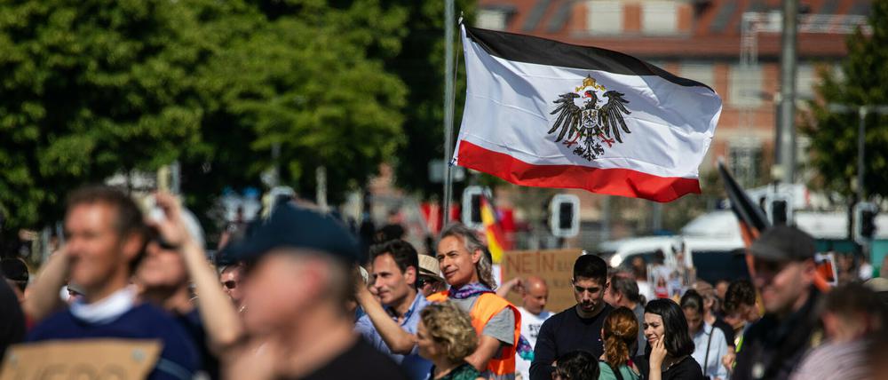Auf den Canstatter Wasen wurde bei den Protesten der Initiative "Querdenken" auch die Reichsflagge geschwenkt. 