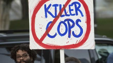Demonstranten bei der "Black Lives Matter" Protestaktion am Dienstag in Los Angeles zum einjährigen Jahrestag der tödlichen Schüsse eines Polizisten auf den unbewaffneten Schwarzen Ezell Ford. 
