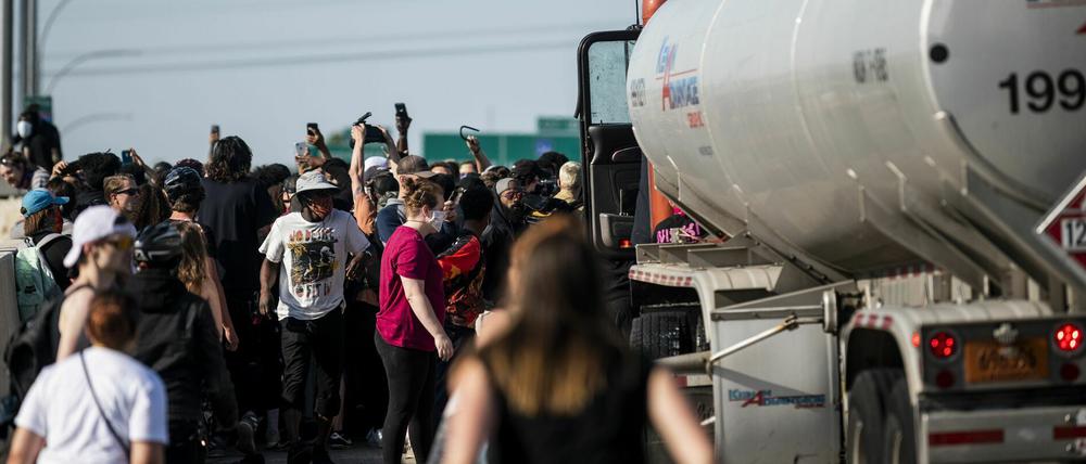 Ein Tanklaster ist in eine Menschenmenge in Minneapolis gerast. 